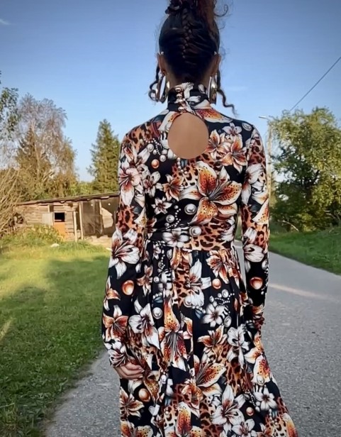 rozkloszowana sukienka tył.jpeg