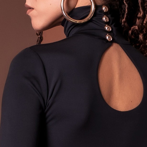 Rozkloszowana sukienka z golfem Anna czarna zoom.jpg