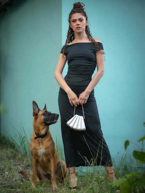 Dopasowana czarna sukienka z krótkim rękawem3.jpg