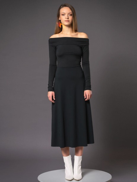 klasyczna czarna sukienka z odkrytymi ramionami2.jpg