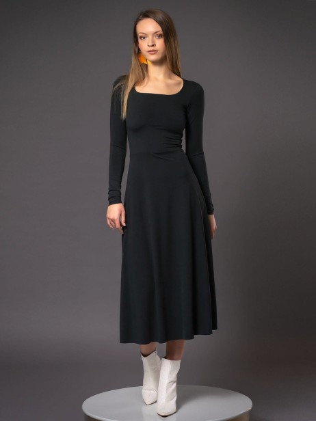 klasyczna czarna sukienka z dekoltem karo2.jpg